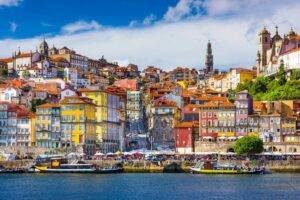 Rio e cidade em Portugal